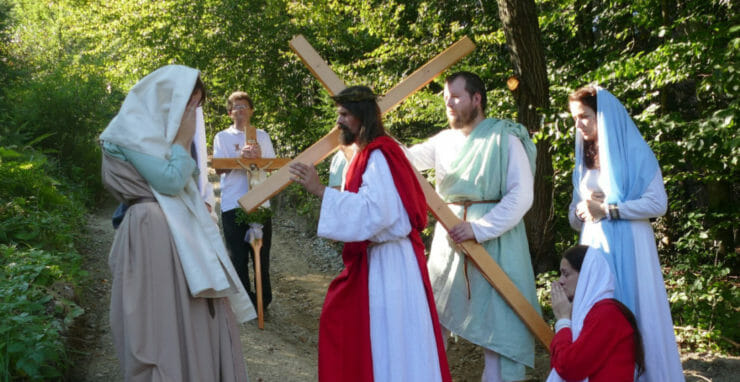 Krížová cesta s amatérskymi divadelníkmi v historických krojoch počas otvorenia kalvárie, ktoré sa uskutočnilo pri príležitosti sviatku Sedembolestnej Panny Márie 15. septembra 2020 v Krásne nad Kysucou.