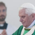 Pápež Benedikt XVI. celebruje svätú omšu na letisku Brno - Tuřany 27. septembra 2009.