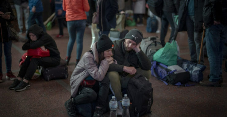 Na ilustračnej fotografii ukrajinskí utečeneci na železničnej stanici v Ľvove.