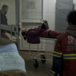 Na ilustračnej snímke záchranári prevážajú do nemocnice ženu ranenú pri ruskom bombardovaní v Charkove v nedeľu 17. apríla 2022.
