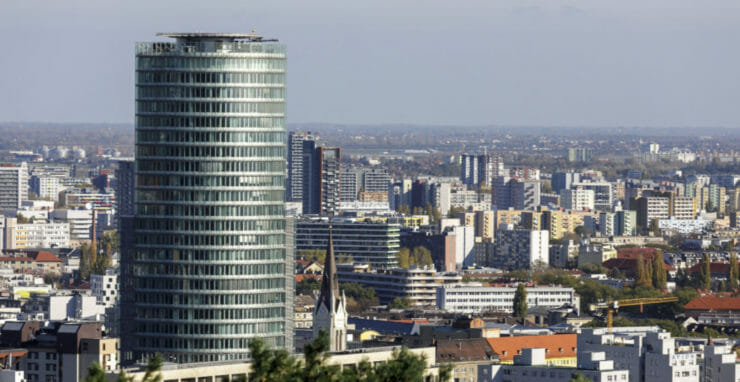 Na ilustračne snímke pohľad na budovu Národnej banky Slovenska z bratislavského Slavína.