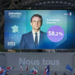 voliči úradujúceho prezidenta a kandidáta Emmanuela Macrona sledujú veľkoplošnú obrazovku s predbežnými výsledkami pred Eiffelovou vežou v Paríži 24. apríla 2022.voliči úradujúceho prezidenta a kandidáta Emmanuela Macrona sledujú veľkoplošnú obrazovku s predbežnými výsledkami pred Eiffelovou vežou v Paríži 24. apríla 2022.