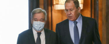 Ruský minister zahraničných vecí Sergej Lavrov (vpravo) a generálny tajomník OSN António Guterres počas stretnutia 26. apríla 2022 v Moskve.