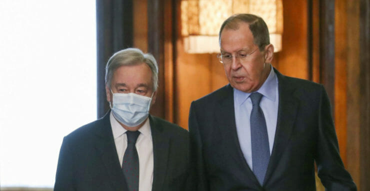 Ruský minister zahraničných vecí Sergej Lavrov (vpravo) a generálny tajomník OSN António Guterres počas stretnutia 26. apríla 2022 v Moskve.