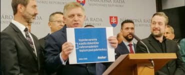 Šéf opozičnej strany SMER-SD Robert Fico (uprostred) počas tlačovej konferencie.