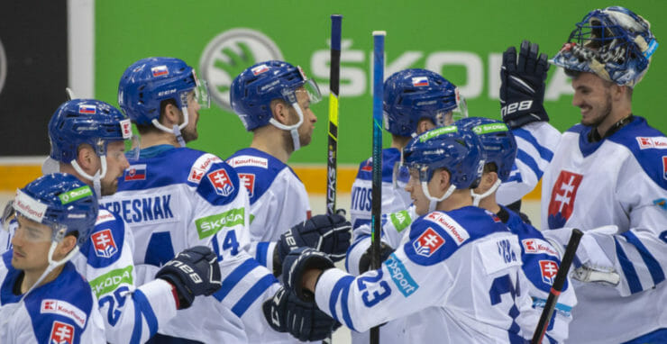 Slovenskí hokejisti sa tešia z výhry 3:1 v prípravnom zápase Nemecko - Slovensko v Drážďanoch v piatok 29. apríla 2022.