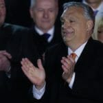 Viktor Orbán počas volebnej noci v Budapešti.