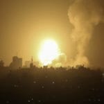 Na snímke výbuch po leteckom útoku izraelskej armády na vojenskú základňu Hamasu v meste Chán Júnis na juhu pásma Gazy v utorok 19. apríla 2022.