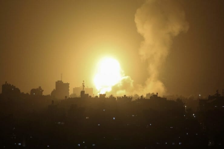 Na snímke výbuch po leteckom útoku izraelskej armády na vojenskú základňu Hamasu v meste Chán Júnis na juhu pásma Gazy v utorok 19. apríla 2022.