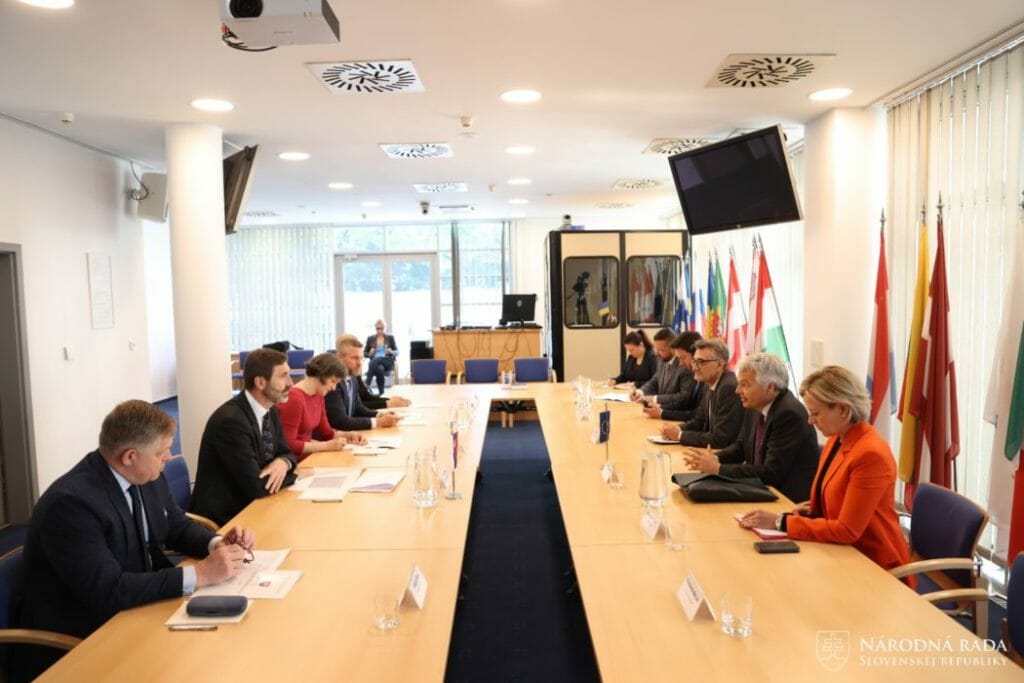 Slovenskí opoziční politici počas stretnutia s eurokomisárom pre spravodlivosť.