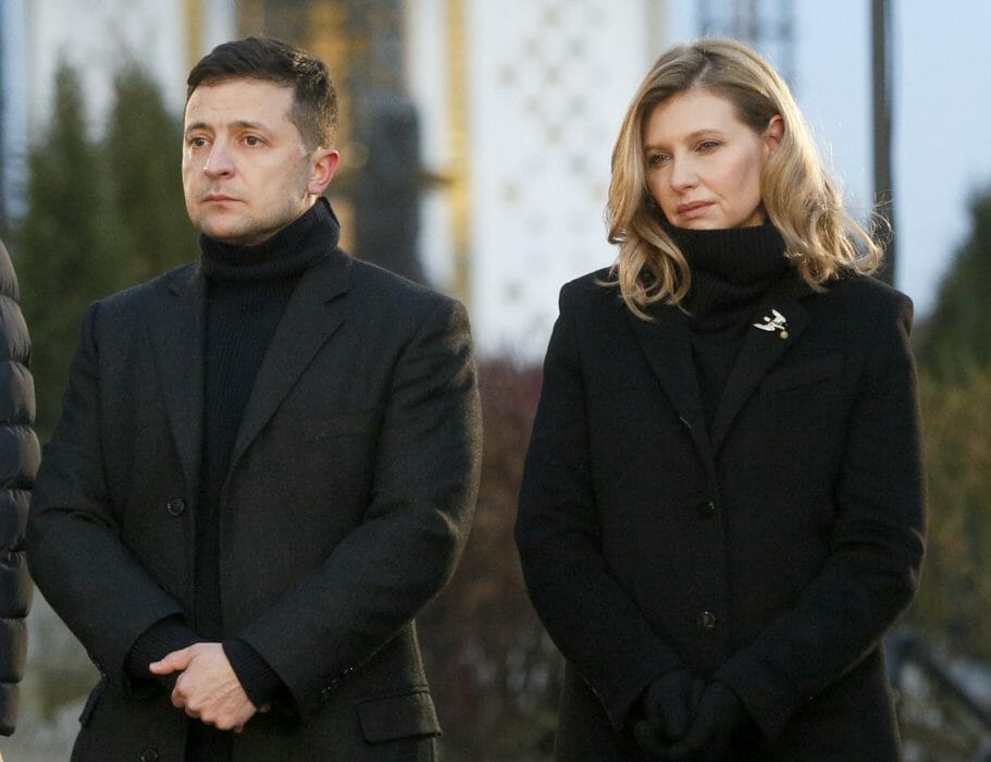 Na archívnej snímke z 23. novembra 2019 ukrajinský prezident Volodymyr Zelenskyj a jeho manželka Olena stoja pri pamätníku obetí hladomoru v Kyjeve. 