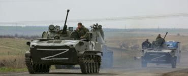 Ruské vojenské vozidlá sa presúvajú po diaľnici v oblasti kontrolovanej ruskými separatistickými jednotkami pri meste Mariupoľ, na východe Ukrajiny 18. apríla 2022.