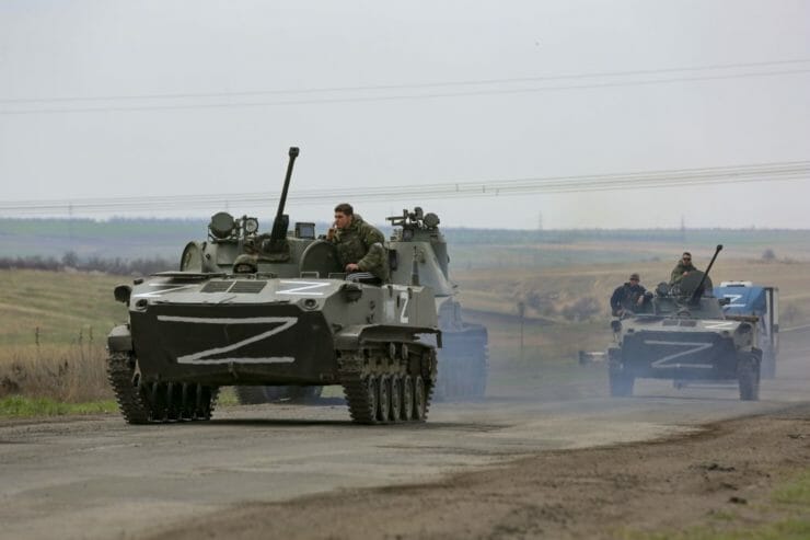 Ruské vojenské vozidlá sa presúvajú po diaľnici v oblasti kontrolovanej ruskými separatistickými jednotkami pri meste Mariupoľ, na východe Ukrajiny 18. apríla 2022.