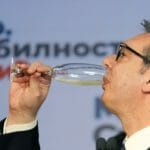 Srbský prezident a prezidentský kandidát Aleksandar Vučič pije šampanské po deklarovaní víťazstva v nedeľňajších voľbách hlavy štátu v Belehrade 3. apríla 2022.