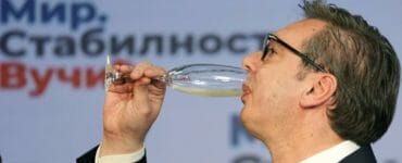 Srbský prezident a prezidentský kandidát Aleksandar Vučič pije šampanské po deklarovaní víťazstva v nedeľňajších voľbách hlavy štátu v Belehrade 3. apríla 2022.