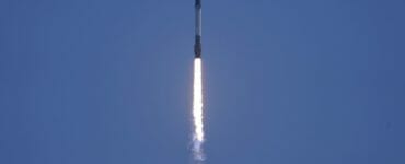 Na snímke nosná raketa Falcon 9 s kozmickou loďou Crew Dragon spoločnosti SpaceX odštartovala zo štartovacieho komplexu v Kennedyho vesmírnom stredisku NASA na Floride v piatok 8. apríla 2022.