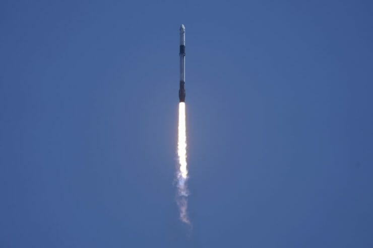 Na snímke nosná raketa Falcon 9 s kozmickou loďou Crew Dragon spoločnosti SpaceX odštartovala zo štartovacieho komplexu v Kennedyho vesmírnom stredisku NASA na Floride v piatok 8. apríla 2022.