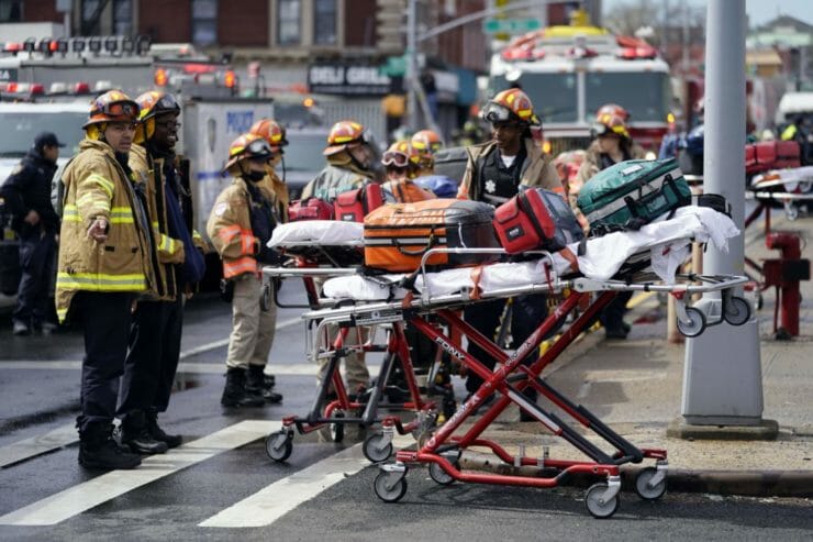 Záchranári sa zhromažďujú pri vstupe na zastávku metra v štvrti Brooklyn v New Yorku 12. apríla 2022.