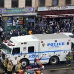 Záchranári a policajti sa zhromažďujú pri vstupe na zastávku metra v štvrti Brooklyn v New Yorku 12. apríla 2022.