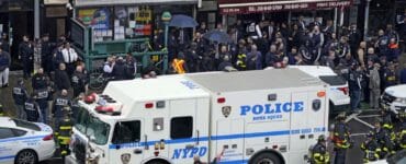 Záchranári a policajti sa zhromažďujú pri vstupe na zastávku metra v štvrti Brooklyn v New Yorku 12. apríla 2022.