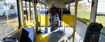 Pohľad do interiéru elektrobusu počas prvej testovacej jazdy na linke mestskej hromadnej dopravy v Poprade 4. októbra 2013.