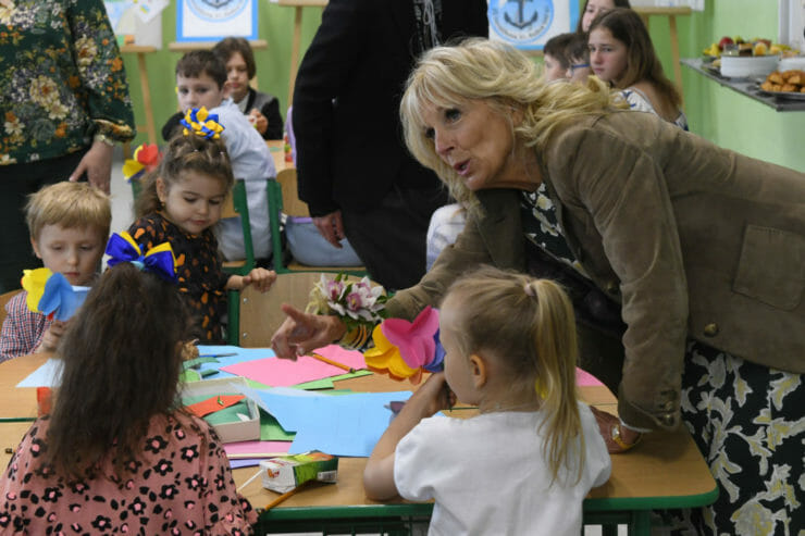 Jill Bidenová v Košiciach medzi deťmi z Ukrajiny.