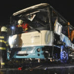 Hasiči vyťahujú vrak autobusu na mieste dopravnej nehody, ktorá sa stala 13. novembra 2019.