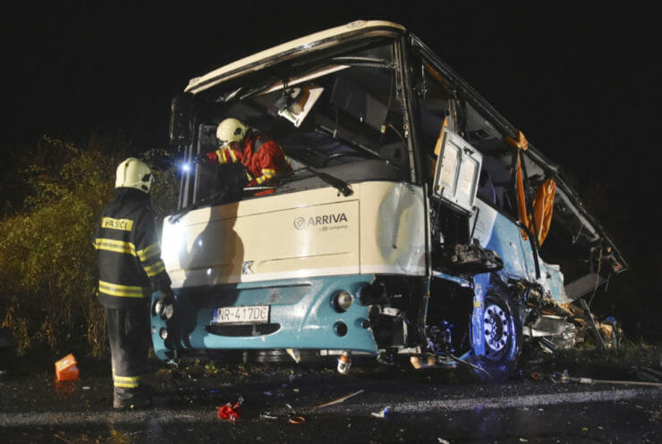 Hasiči vyťahujú vrak autobusu na mieste dopravnej nehody, ktorá sa stala 13. novembra 2019.