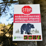 Na ilustračnej snímke tabuľa upozorňujúca na možný výskyt medveďov na Voniarkach pri Dobšinskej Maši, 18. apríla 2022.