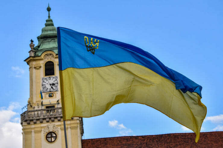 Na ilustračnej snímke ukrajinská vlajka počas Koncertu pre Ukrajinu, ktorý organizuje festival Pohoda na bratislavskom Hlavnom námestí 27. februára 2022 v Bratislave.