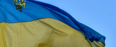 Na ilustračnej snímke ukrajinská vlajka počas Koncertu pre Ukrajinu, ktorý organizuje festival Pohoda na bratislavskom Hlavnom námestí 27. februára 2022 v Bratislave.