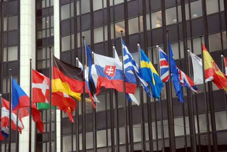 Na ilustračnej snímke čiastočný pohľad na komplex budov Európskeho parlamentu v Štrasburgu aj s vlajkami členských štátov.