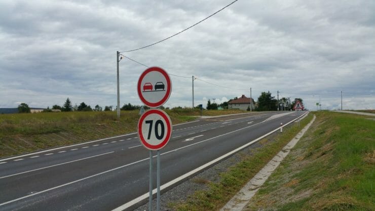 križovatka na ceste I/50 pri Ružovej osade na rozhraní okresov Lučenec a Rimavská Sobota