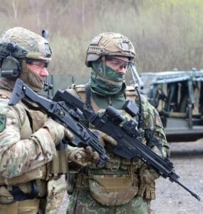 Ozbrojené sily Slovenskej republiky (OS SR) zorganizovali spolu s mnohonárodnou jednotkou NATO na Slovensku mediálne podujatie v priestore centra výcviku Lešť s ukážkou spoločného výcviku jednotiek 43. výsadkového práporu Armády ČR, 52. výsadkového práporu OS SR a 65. prieskumného práporu OS SR s využitím vrtuľníkov UH-60 a ľahkých bojových vozidiel LR 130 Kajman.