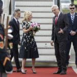 Jill Bidenová po prílete do Bratislavy, víta ju Ivan Korčok.