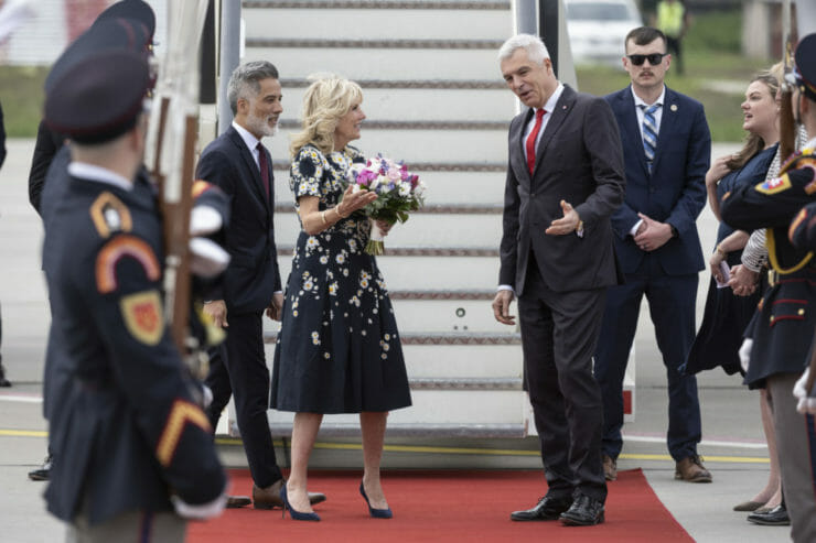Jill Bidenová po prílete do Bratislavy, víta ju Ivan Korčok.