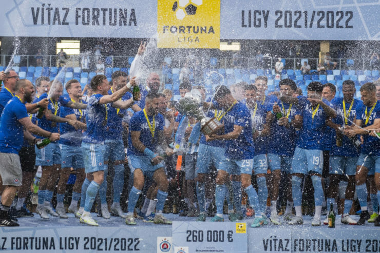 futbalisti ŠK Slovan Bratislava sa tešia zo zisku titulu futbalovej Fortuna Ligy