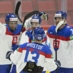 Slovenskí hokejisti zľava strelec gólu Adam Sýkora, Daniel Gachulinec, Michal Krištof a Adam Jánošík oslavujú Sýkorov premiérový gól priti Taliansku.