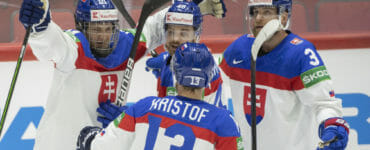 Slovenskí hokejisti zľava strelec gólu Adam Sýkora, Daniel Gachulinec, Michal Krištof a Adam Jánošík oslavujú Sýkorov premiérový gól priti Taliansku.