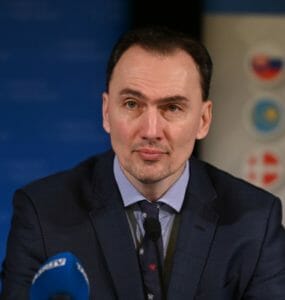 Miroslav Šatan počas tlačovej konferencie.