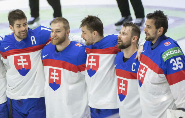 Slovenskí hokejisti po víťazstve 7:1 nad Dánskom po zápase A-skupiny Slovensko - Dánsko na 85. majstrovstvách sveta v ľadovom hokeji 24. mája 2022 v Helsinkách.