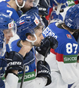 Slovenskí hokejisti Martin Fehérváry (6), Róbert Lantoši (16), Mário Grman (7) a Pavol Regenda (87) smútia po prehre 2:3 vo štvrťfinálovom zápase Fínsko - Slovensko