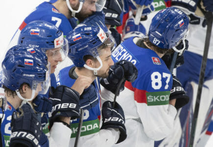 Slovenskí hokejisti Martin Fehérváry (6), Róbert Lantoši (16), Mário Grman (7) a Pavol Regenda (87) smútia po prehre 2:3 vo štvrťfinálovom zápase Fínsko - Slovensko