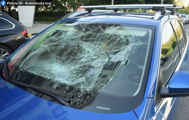 Čelné sklo vozidla po zrážke so 14-ročným tínedžerom na priechode pre chodcov v Bratislave.