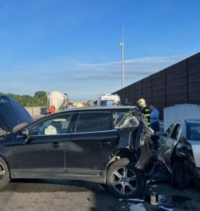 Na policajnej snímke vozidlá po hrozivej kolízii s kamiónom na diaľnici R7 v smere do Bratislavy.