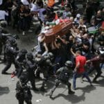 Izraelská polícia bila smútiacich na pohrebe zastrelenej novinárky televízie al-Džazíra Šírín abú Aklaovej