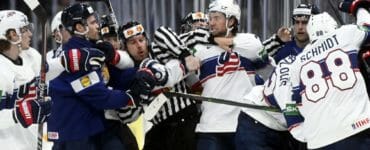 Hráči Fínska a USA sa bijú v zápase B-skupiny 85. majstrovstiev sveta v ľadovom hokeji Fínsko - USA vo fínskom Tampere 16. mája 2022.