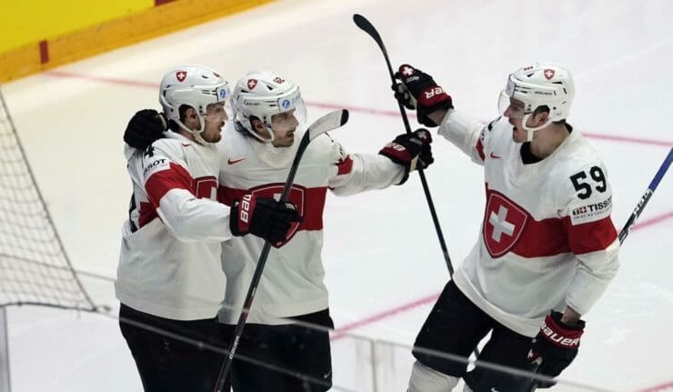 Vľavo hokejista Švajčiarska Pius Suter sa teší so spoluhráčmi po strelení gólu Kanade.