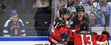 Kanadskí hráči oslavujú gól Drakea Bathersona v predĺžení zápasu štvrťfinále Švédsko - Kanada na MS v ľadovom hokeji v Tampere 26. mája 2022.
