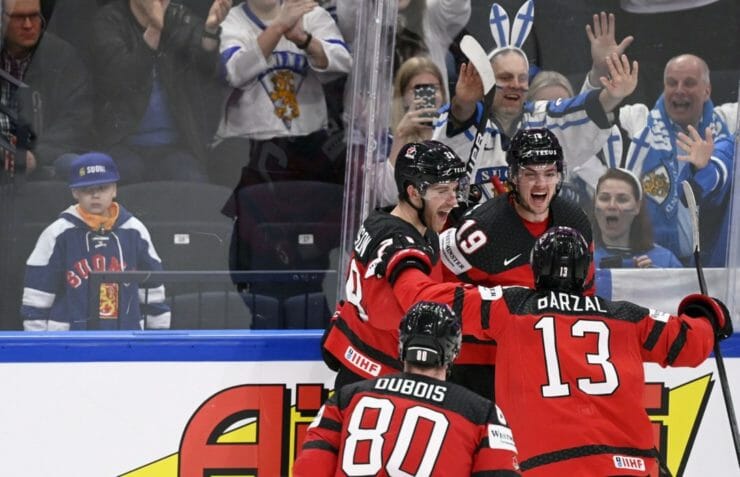 Kanadskí hráči oslavujú gól Drakea Bathersona v predĺžení zápasu štvrťfinále Švédsko - Kanada na MS v ľadovom hokeji v Tampere 26. mája 2022.